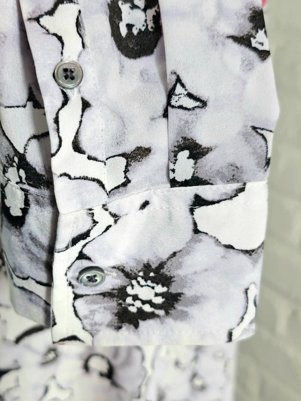 Banana Republic Dillon Floral Button Down Shirt Size L Black White Work Blouse - Picture 8 of 10